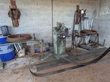 une machine qui se trouve dans un garage, à laquelle est raccordé un tuyau