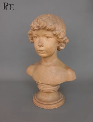 buste en marbre représentant un garçon aux cheveux bouclés, posé sur un socle