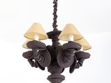un lustre à trois lampes suspendu au plafond