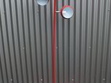 une photo d'un lampadaire rouge muni de trois lampes