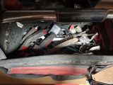 un sac rempli d'outils posé sur une table