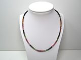 un gros plan d'un collier orné de perles multicolores porté par un mannequin