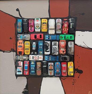 une photo d'un mur sur lequel sont posés plusieurs téléphones portables