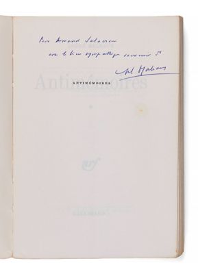 un livre ouvert avec une note manuscrite sur la couverture