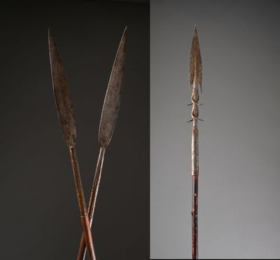 deux vues différentes d'une paire de flèches en bois posées sur une table