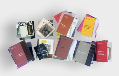 un grand nombre de livres posés sur une table
