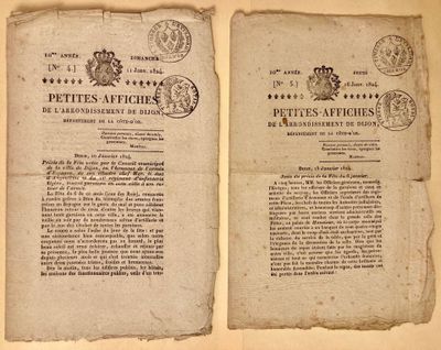 deux feuilles de papier ancien, sur lesquelles figurent des timbres, posées l'une à côté de l'autre