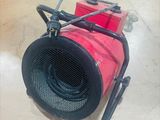 un ventilateur rouge posé par terre dans un magasin
