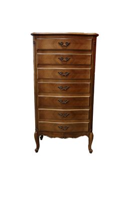une photo d'une commode en bois