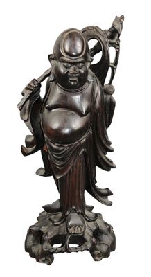 statue d'un Bouddha souriant tenant un bâton sur fond blanc