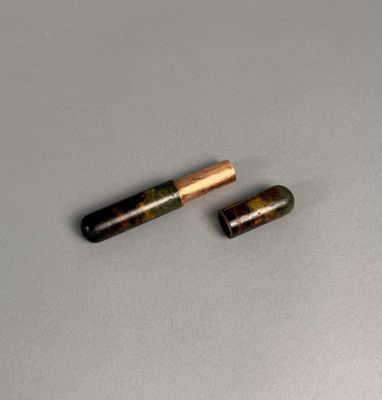deux stylos posés l'un à côté de l'autre sur une table