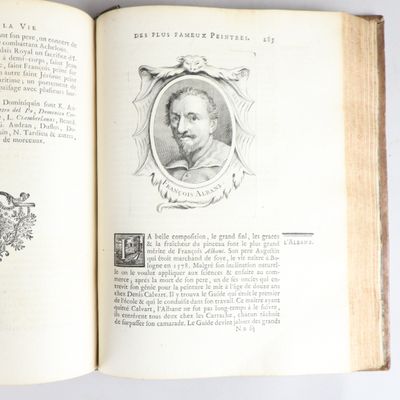 un livre ouvert sur lequel figure la photo d'un homme