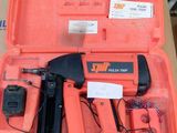 une trousse à outils posée sur une table