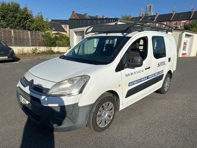 une camionnette blanche garée dans un parking