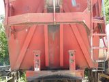 une photo d'un camion-benne rouge garé sur le bord de la route