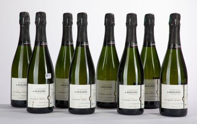 six bouteilles de vin sont alignées dans une rangée