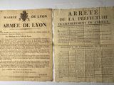 un vieux journal avec un bout de papier au recto et un autre au verso