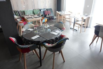 plusieurs chaises disposées autour d'une table dans un restaurant