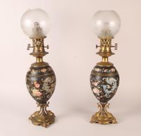 Paire de lampes à pétrole en porcelaine à décor de semis de …