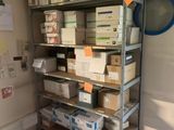 beaucoup de boîtes et de cartons sur les étagères de la pièce