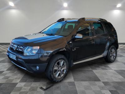 une photo d'un 4x4 noir garé dans un garage
