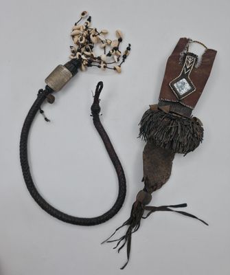 Deux motifs ornementaux en cuir, coquillages et fibres proba…