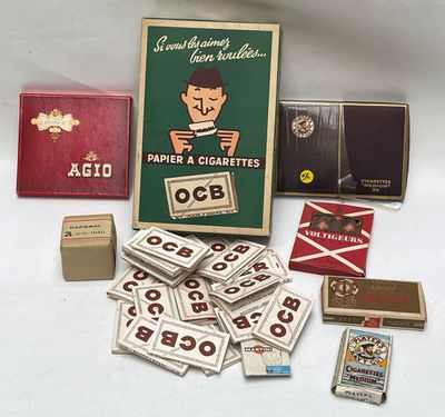un paquet de cigarettes et un paquet de cigarettes posés sur une table