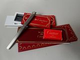 un stylo posé sur une boîte de cigarettes