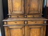 une armoire ancienne en bois à quatre portes et quatre tiroirs