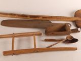 un grand nombre d'outils posés sur la table