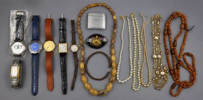 de nombreux types de montres et de bracelets disposés sur une table