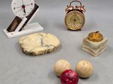 plusieurs types d'objets différents, notamment une horloge, un bloc de marbre, un bloc de marbre et une horloge