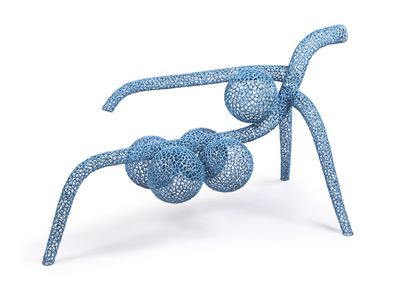 sculpture représentant une araignée bleue avec trois boules sur ses pattes
