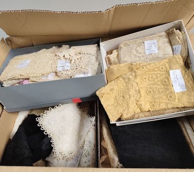 une boîte en carton remplie d'une grande variété de vêtements