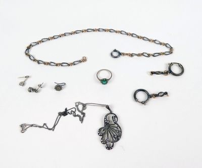 beaucoup de bijoux posés sur la table