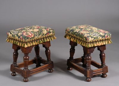 deux tabourets en bois surmontés d'un coussin rembourré à motifs floraux