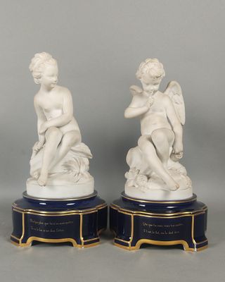 paire de figurines en marbre blanc représentant des chérubins, sur des socles bleus