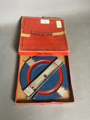 une boîte contenant un mètre ruban, posée sur une table