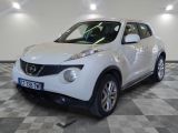 Le SUV Nissan Juke blanc est garé dans une grande pièce