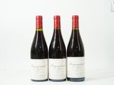 trois bouteilles de vin rouge posées sur une table blanche