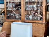une vitrine sur laquelle sont posés des verres à vin