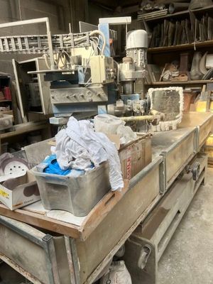 une photo d'un établi dans un entrepôt, sur lequel se trouvent de nombreux objets