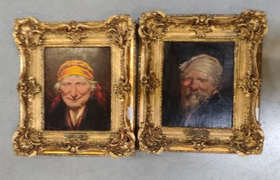 Deux tableaux représentant un homme et une femme sont exposés dans des cadres dorés.