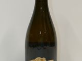 une bouteille de vin posée sur une table