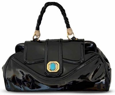 Le sac à main noir est orné d'une pierre turquoise en son centre.