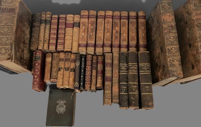 de nombreux livres anciens empilés les uns sur les autres