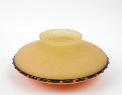 un bol jaune bordé de noir sur un fond blanc