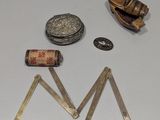 un grand nombre d'objets posés sur une table