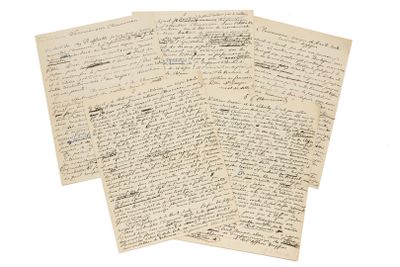 une pile de vieilles lettres sur fond blanc