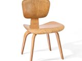 une image d'une chaise en bois sur fond blanc